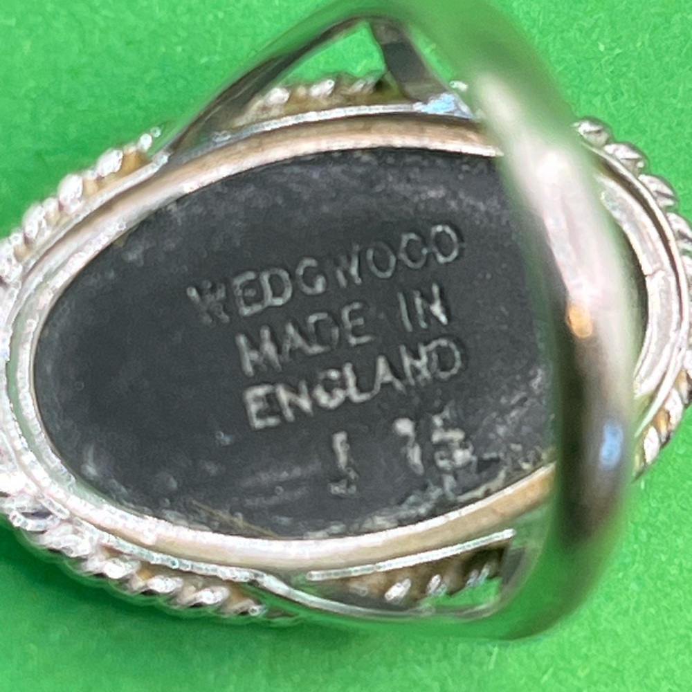 Vintage Wedgwood Silver and Black Anchor Cameo Ring - Picture 3 of 3